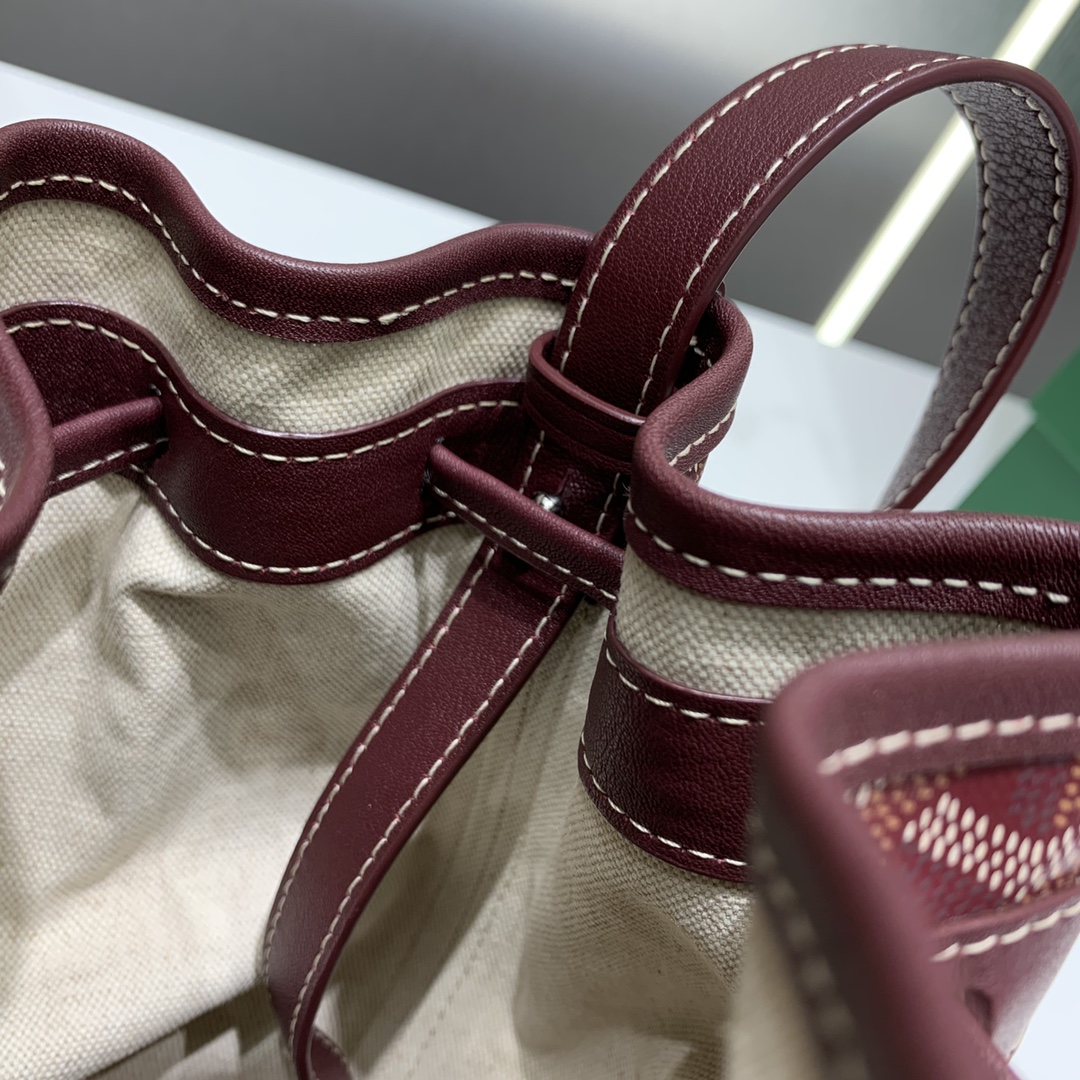 Petit Flot Bucket Bag In Burgundy